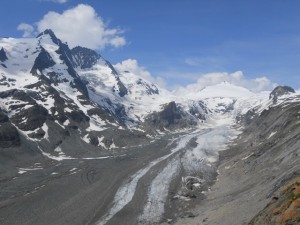 グロースグロックナー（左）とパステルツェ氷河の展望抜群！