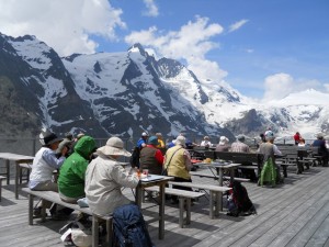 オーストリア最高峰グロースグロックナーを見ながらランチタイム