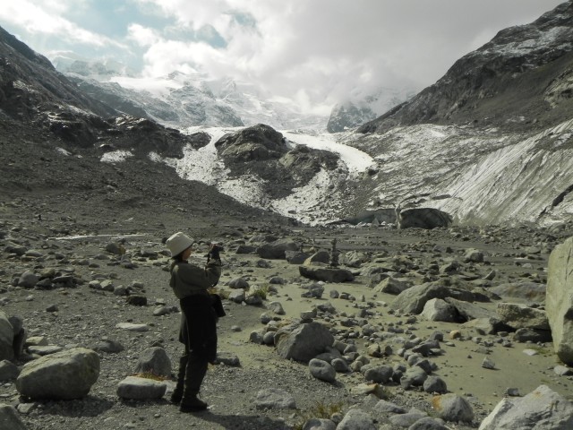 遠い氷河。中央の岩は7年前はなかったものです。