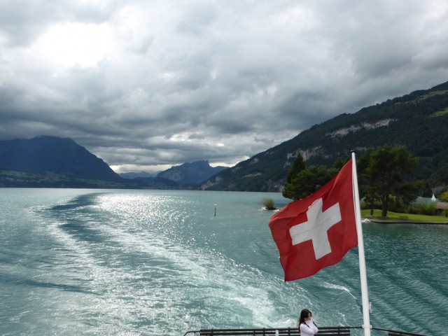 お船にスイス国旗。絵になります。