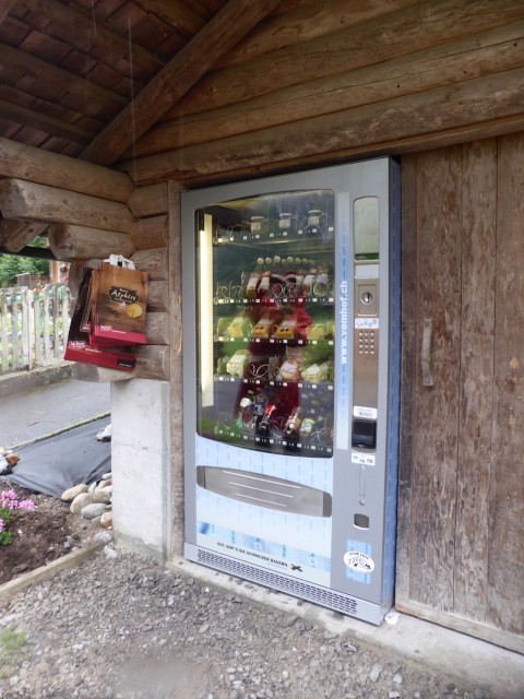 ハイキングコースには珍しく自動販売機が設置してありました。
