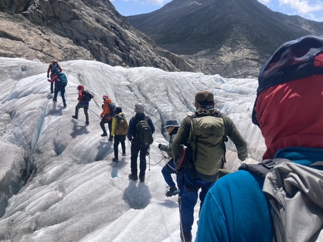 変化に富んだ氷河の形状を楽しみながら歩く
