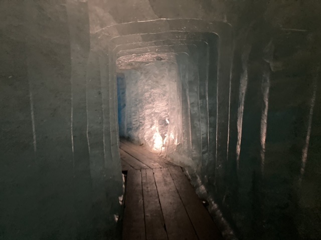 ローヌ氷河の氷の洞窟