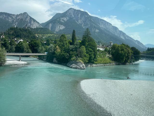 th_E5746D80-9434-48EA-A221-6652BDD008B6